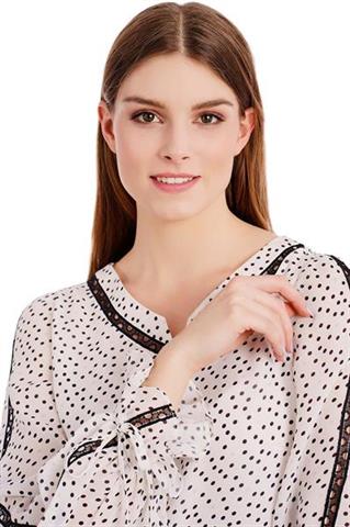 Biała bluzka w groszki z koronką 58108 - 217801