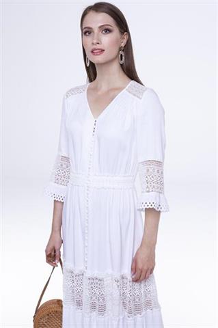 Biała sukienka maxi z ażurowymi wstawkami 58270 - 275341